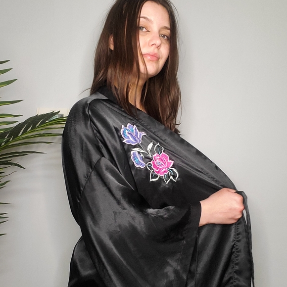 Vintage Satin Embroidered Robe - Picture 2 of 5